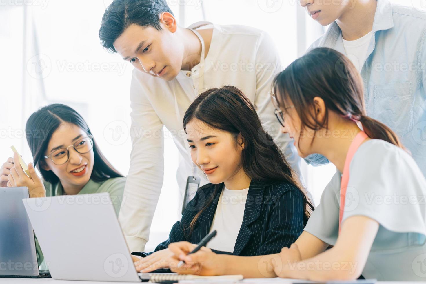 empresarios asiáticos están discutiendo los planes del próximo año foto