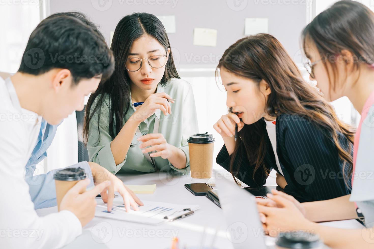 los miembros del equipo empresarial están discutiendo juntos los planes del próximo mes foto