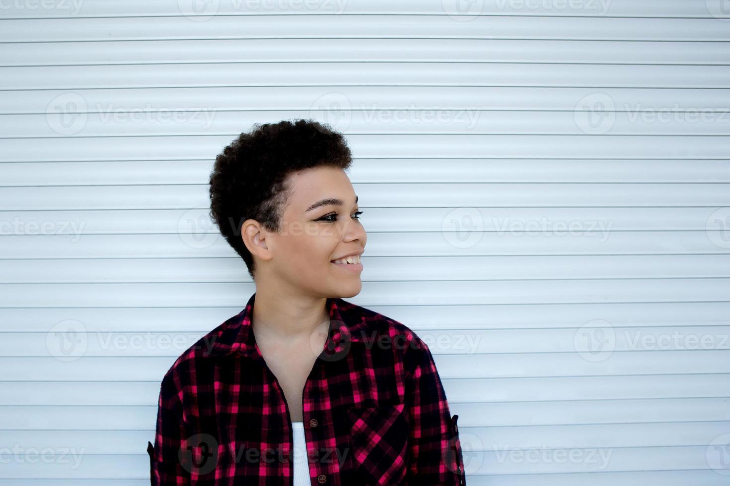 feliz y hermosa mujer afroamericana con pelo corto, estilo de vida foto