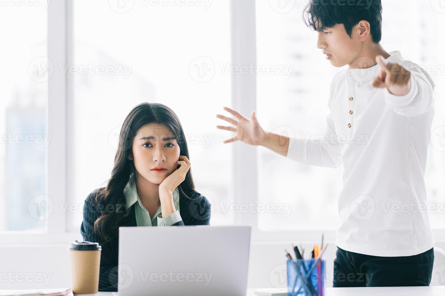 hombre de negocios asiático estaba gritando enojado a su colega foto