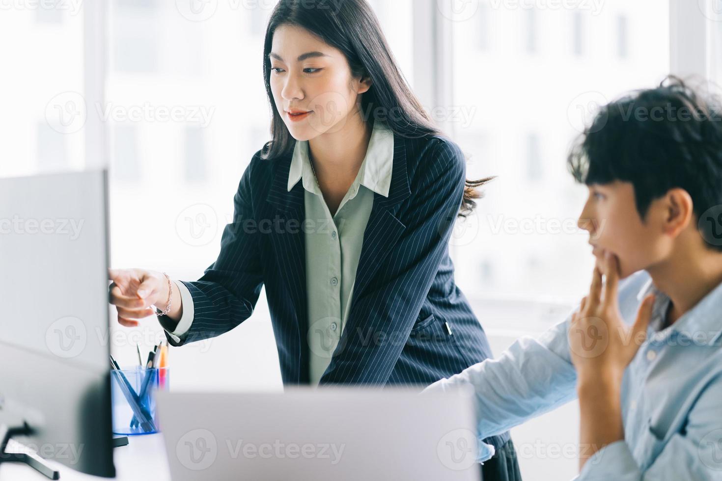 la joven directora está guiando al personal para implementar el plan de fin de año foto