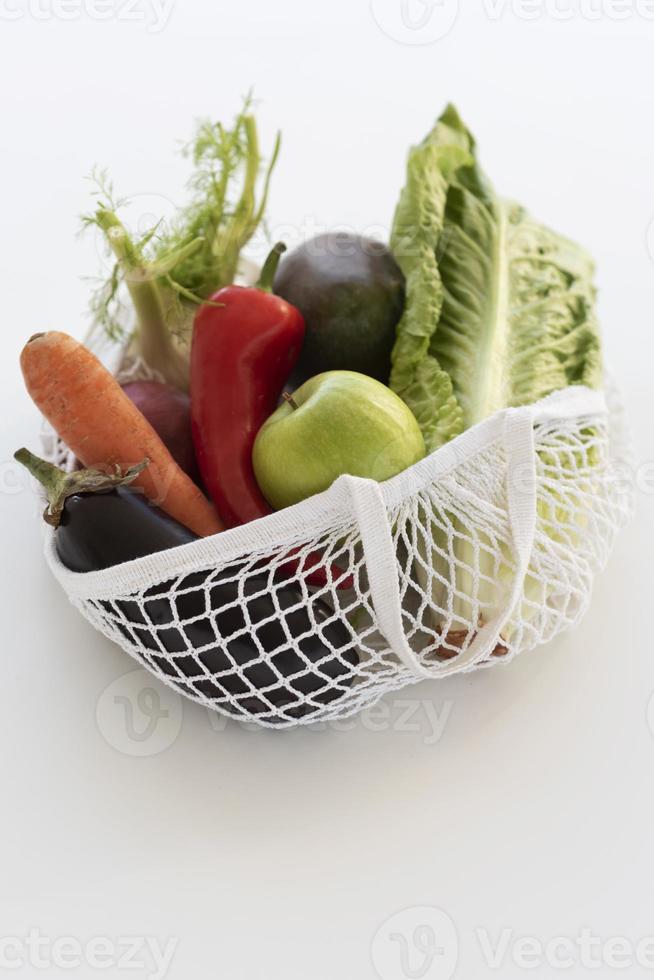 arreglo de verduras en una bolsa textil foto