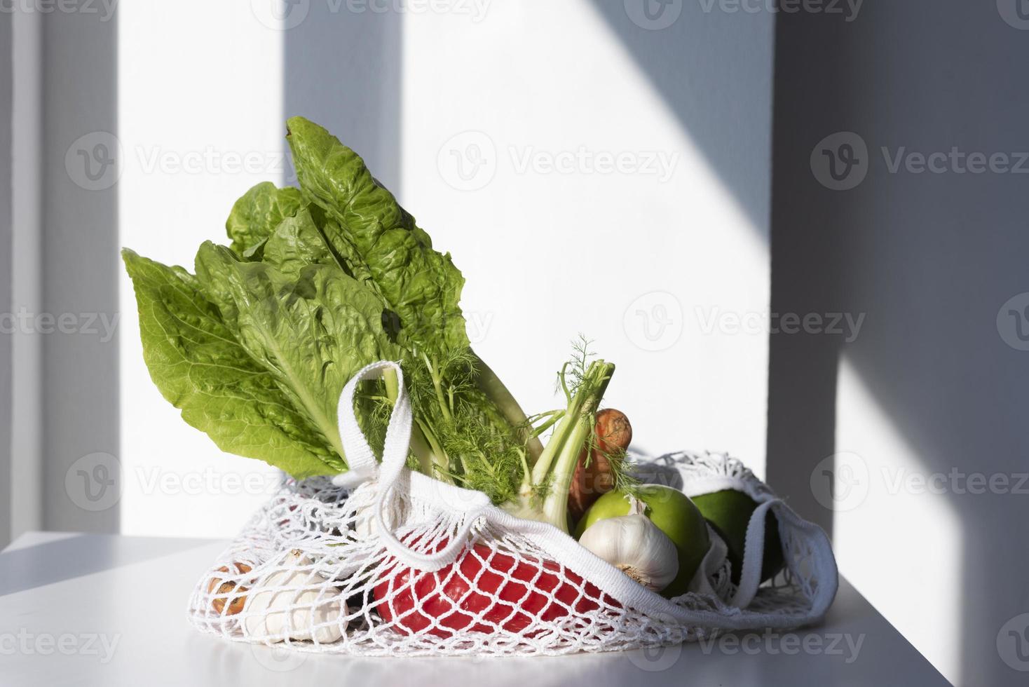 arreglo de verduras en una bolsa textil foto