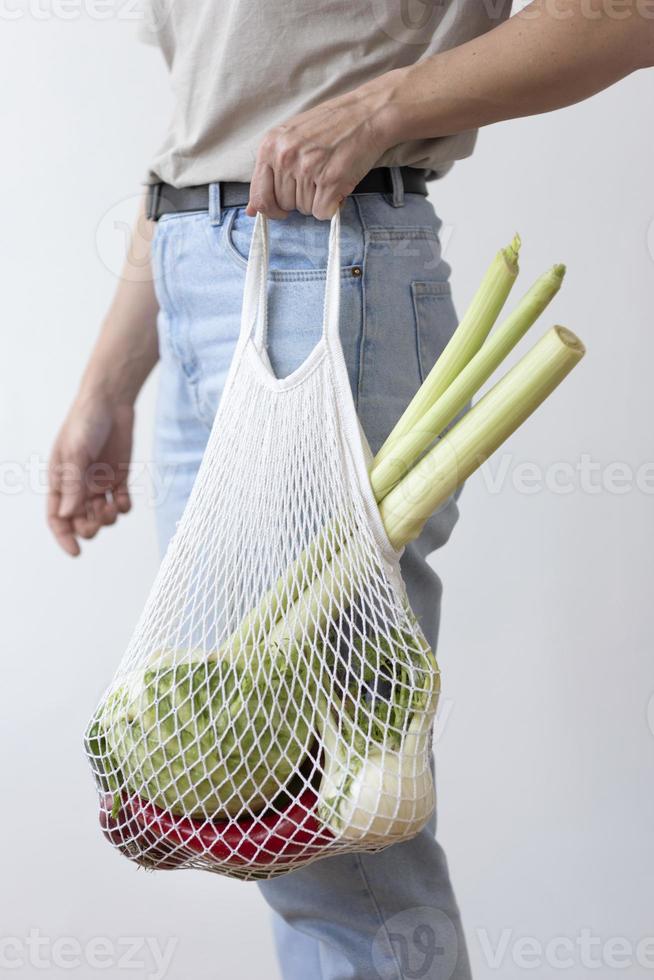 arreglo de verduras en una bolsa textil foto