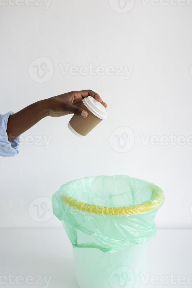 mujer joven reciclando por un mejor medio ambiente foto