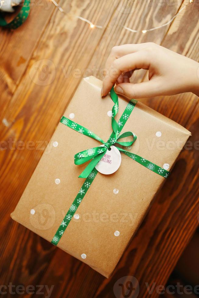 caja de regalo en mesa de madera. foto