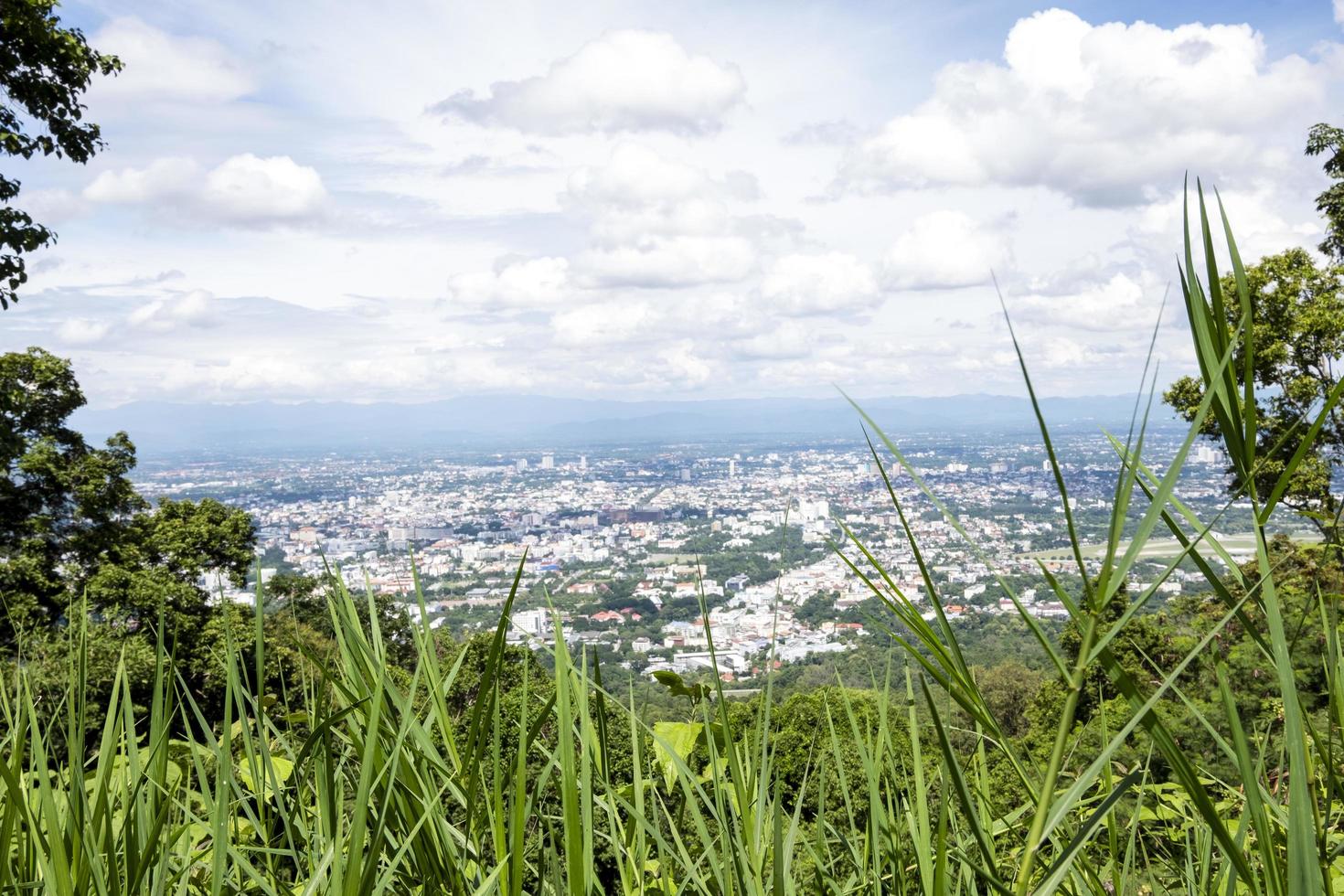 hermosa vista superior del paisaje urbano y ciudad pequeña foto