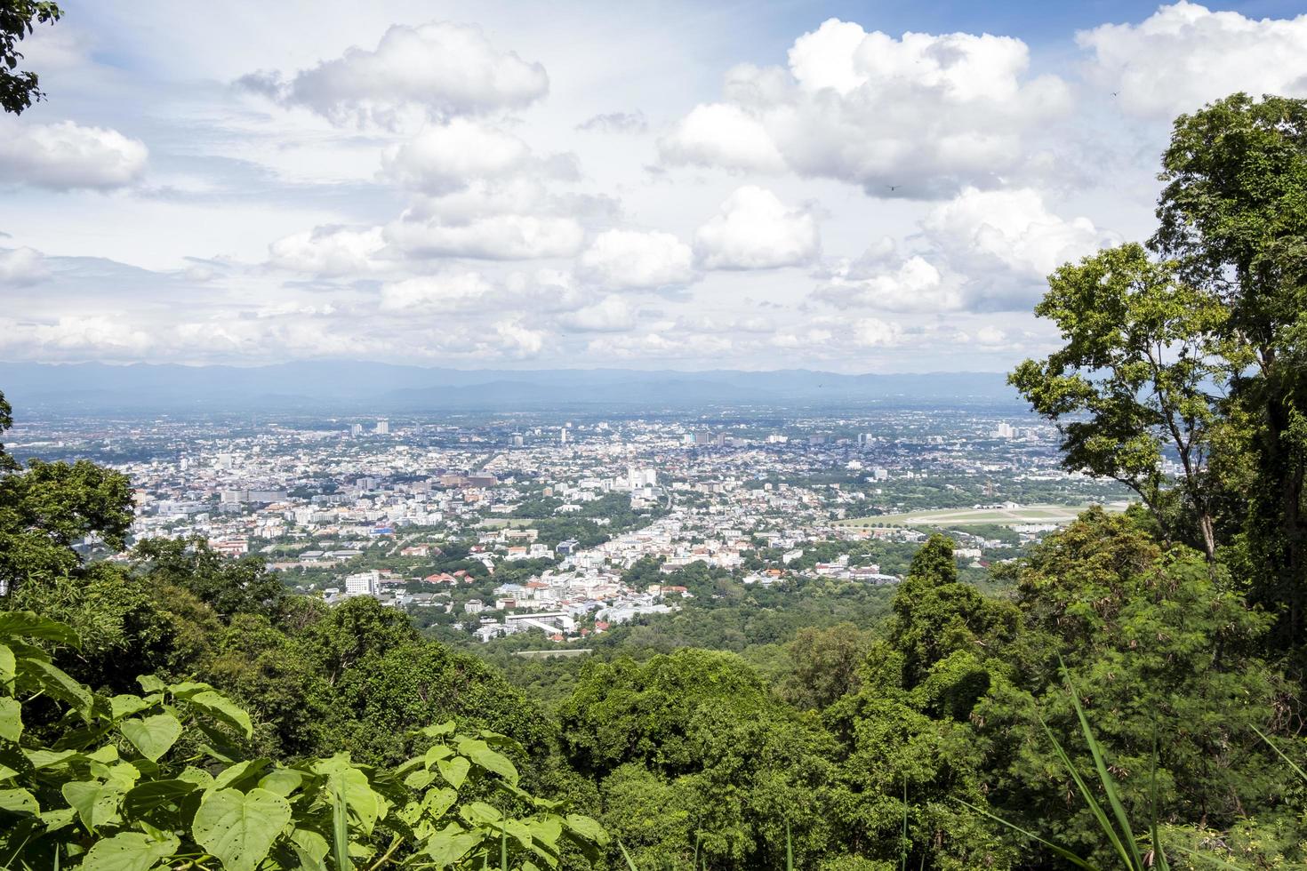 hermosa vista superior del paisaje urbano y ciudad pequeña foto