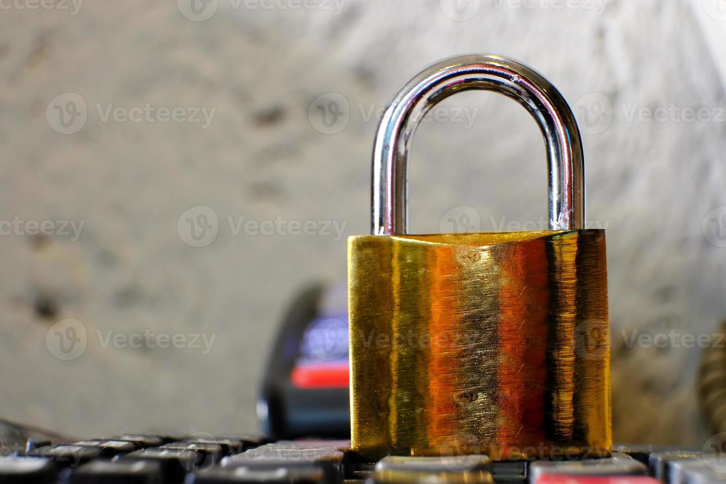 Candado en el fondo de la tabla y el concepto de seguridad empresarial, protegiendo los datos de la información personal foto