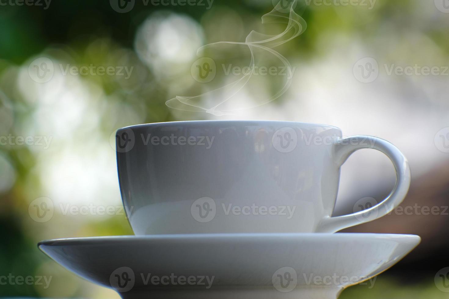 taza de café en el fondo de la mesa y café por la mañana foto