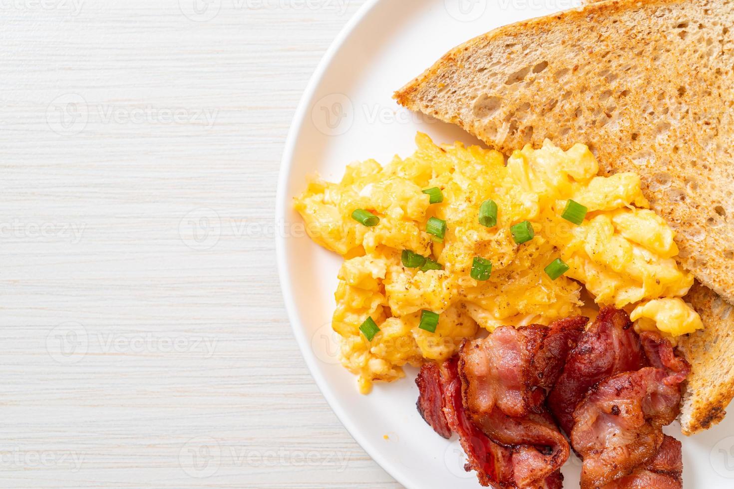 huevos revueltos con pan tostado y tocino para el desayuno foto