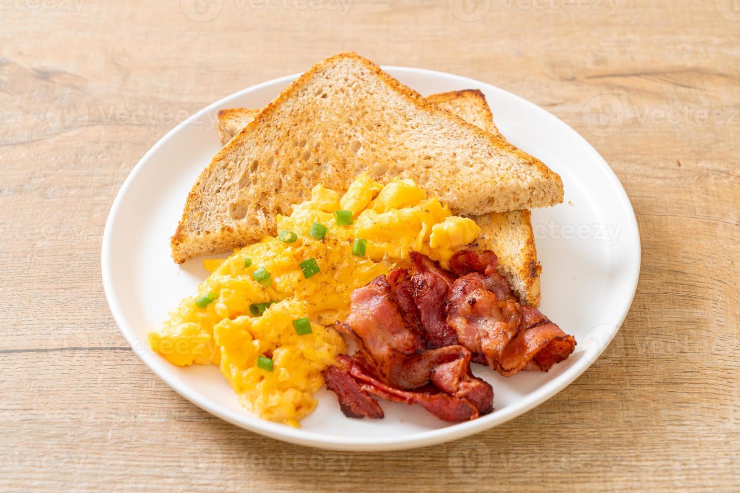 huevos revueltos con pan tostado y tocino para el desayuno foto