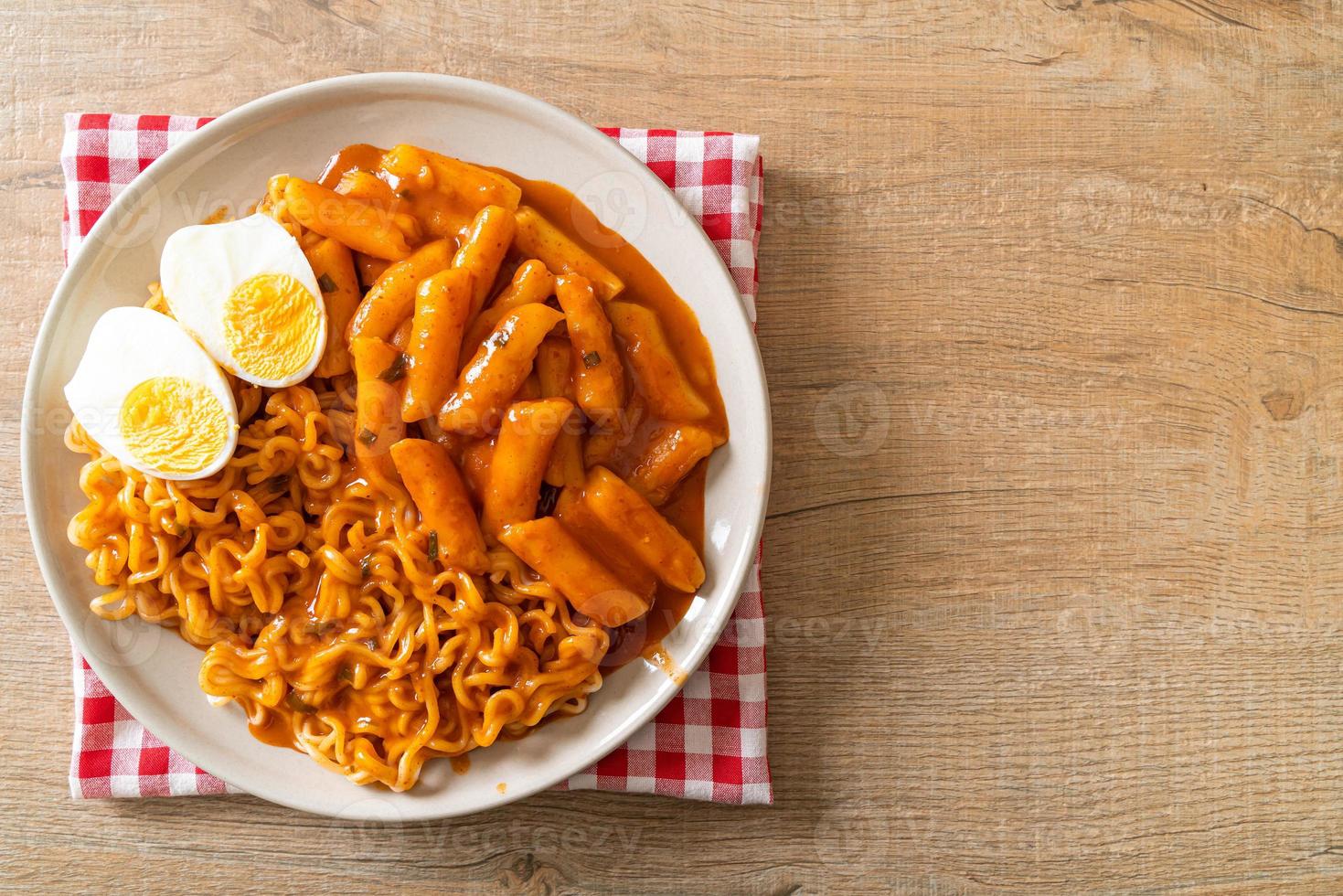 rabokki, o ramen o fideos instantáneos coreanos y tteokbokki en salsa coreana picante - estilo de comida coreana foto