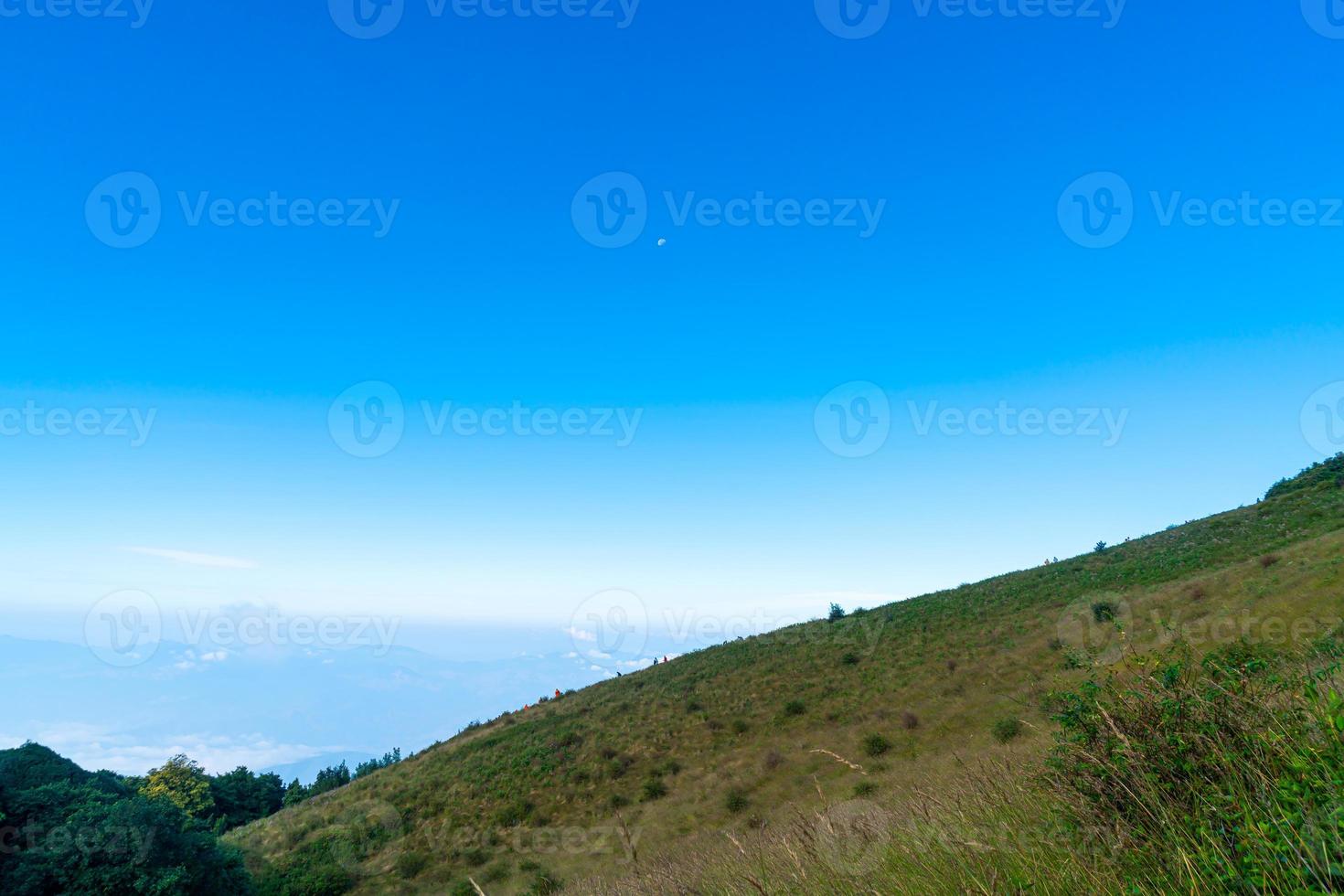 Hermosa capa de montaña con nubes y cielo azul en el sendero natural de kew mae pan en chiang mai, tailandia foto