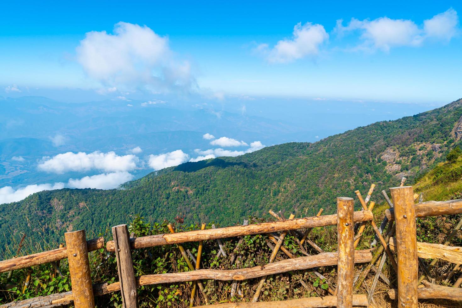 Hermosa capa de montaña con nubes y cielo azul en el sendero natural de kew mae pan en chiang mai, tailandia foto