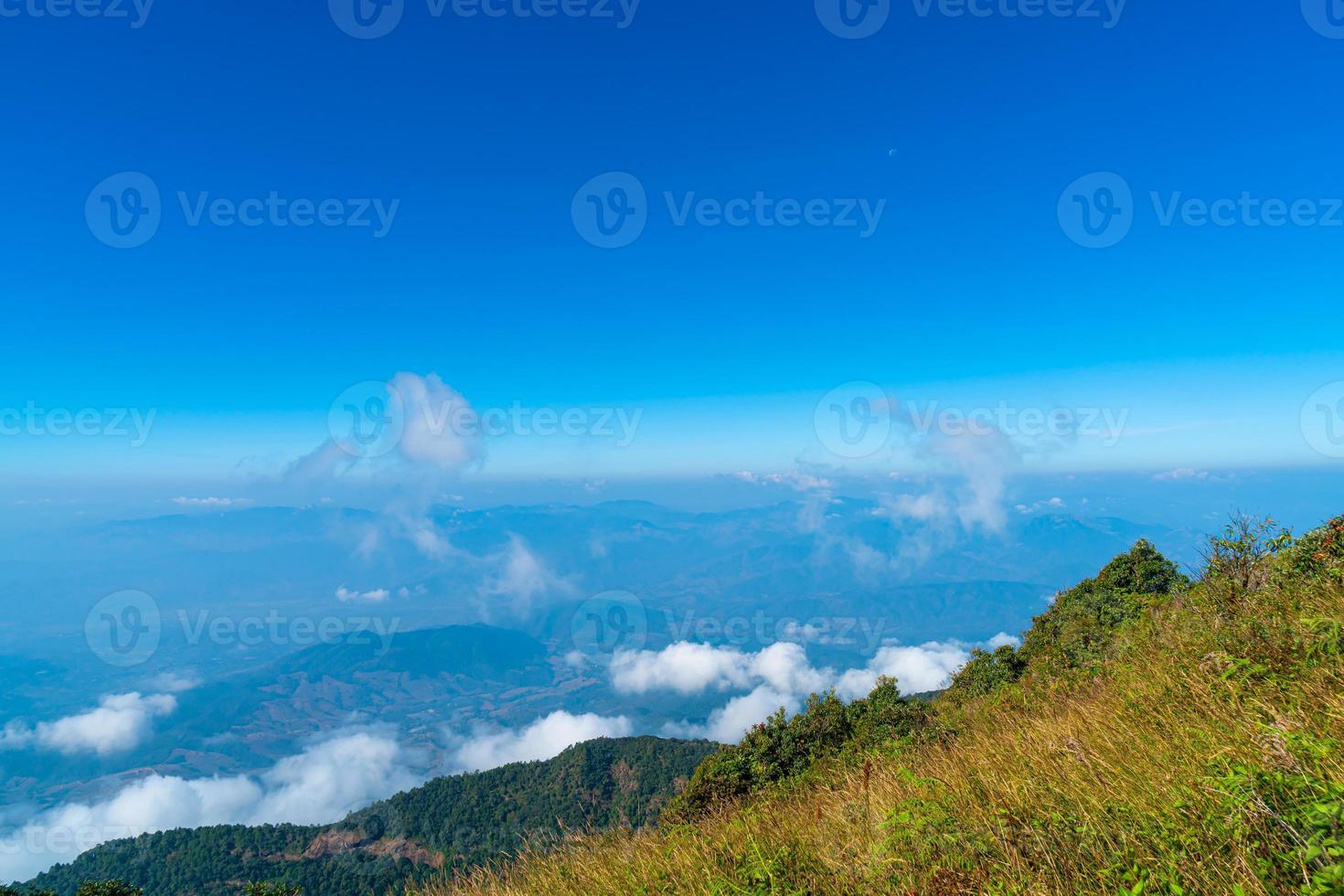 Hermosa capa de montaña con nubes y cielo azul en el sendero natural de kew mae pan en chiang mai, tailandia foto