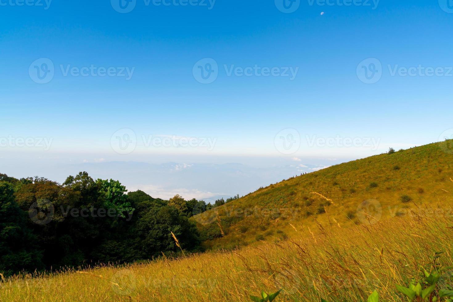 Hermosa capa de montaña con nubes y cielo azul en el sendero natural de kew mae pan en chiang mai, tailandia foto