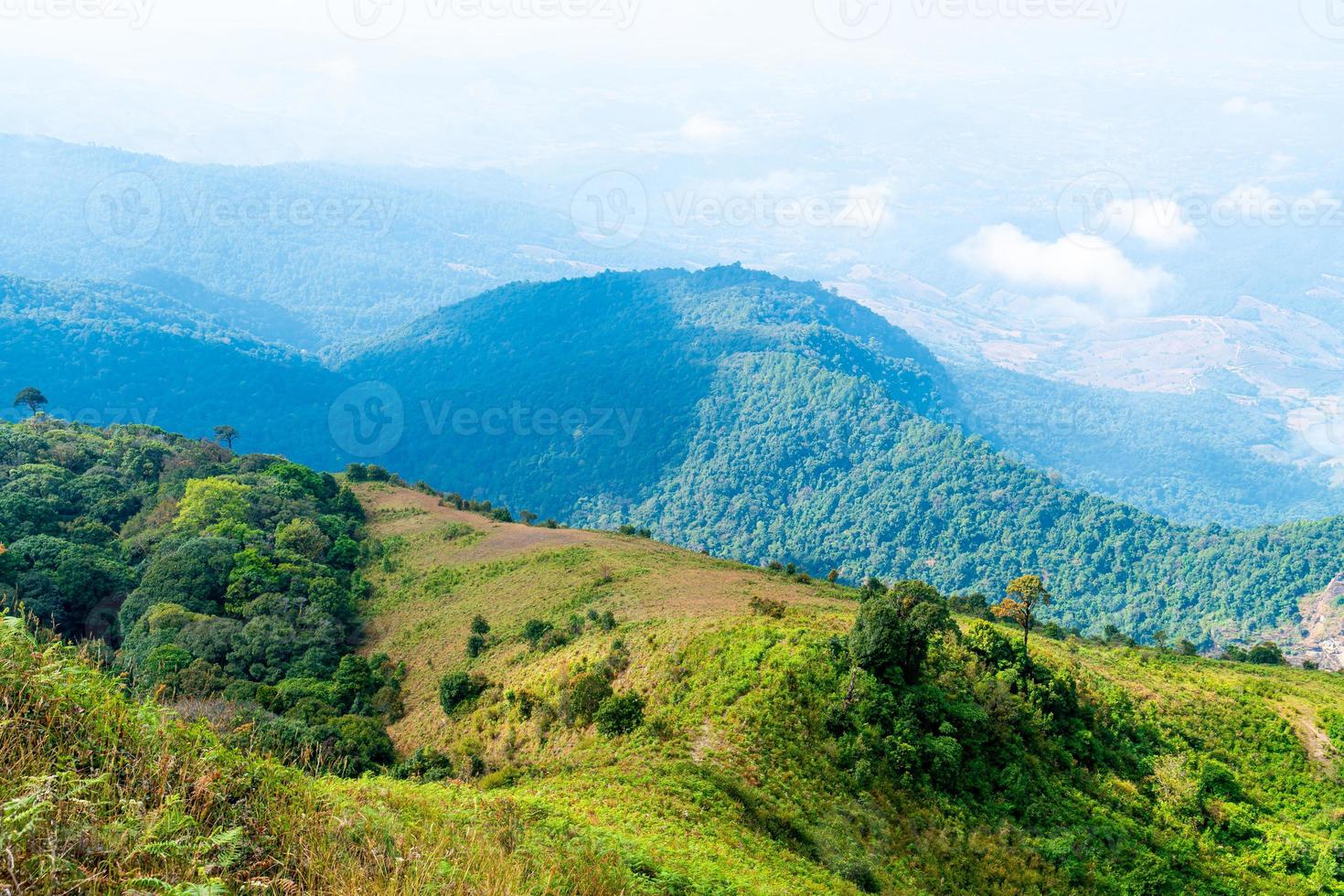 Hermosa capa de montaña con nubes y cielo azul en el sendero natural de kew mae pan en chiang mai, tailandia foto