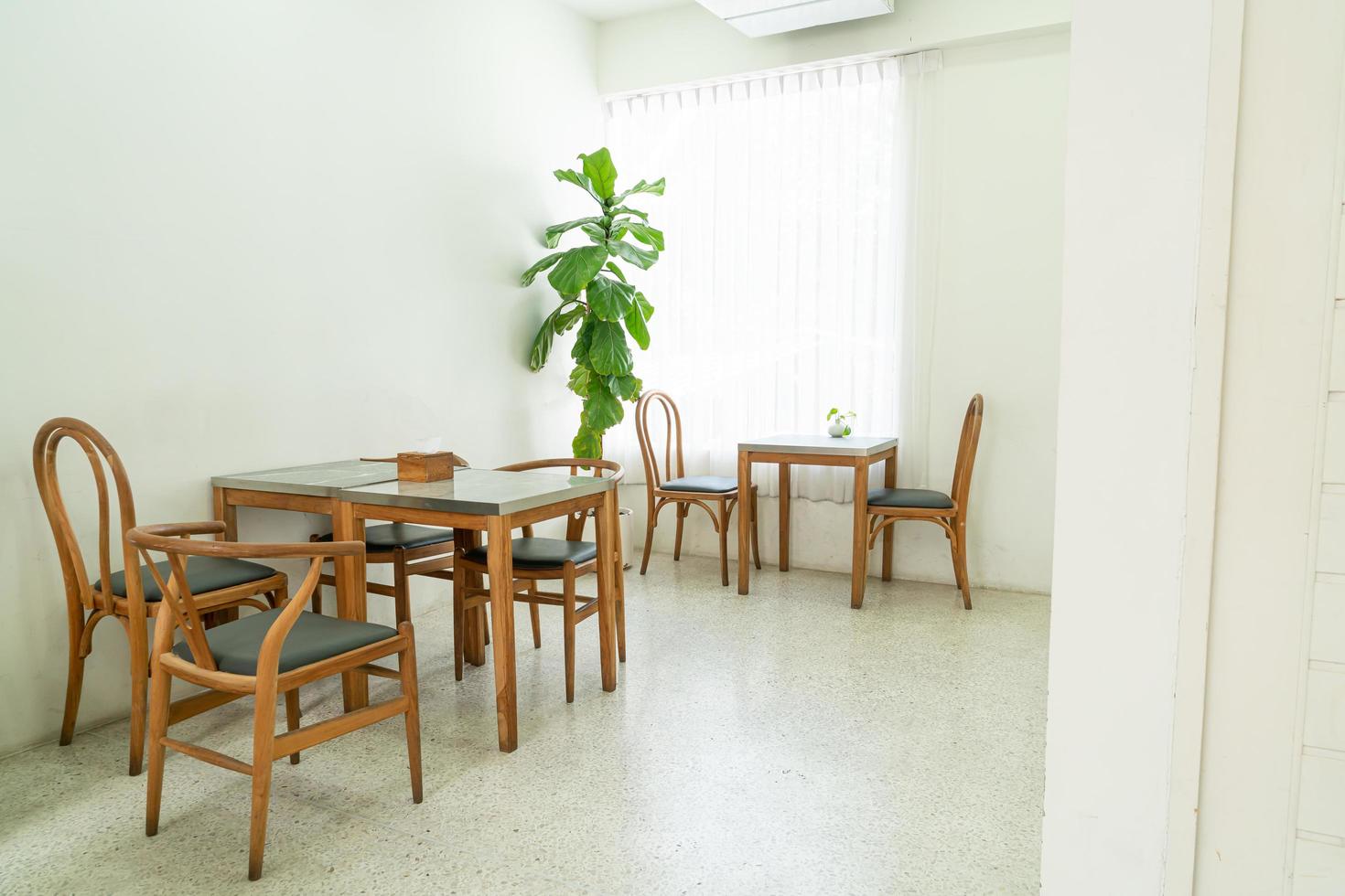 Mesa y silla vacías en una cafetería y restaurante cafetería. foto