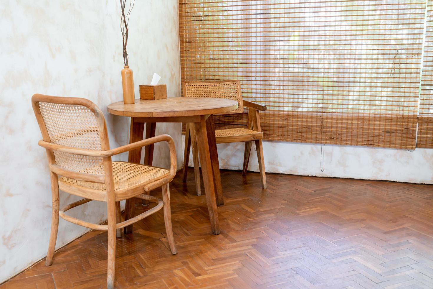 Mesa y silla vacías en una cafetería y restaurante cafetería. foto