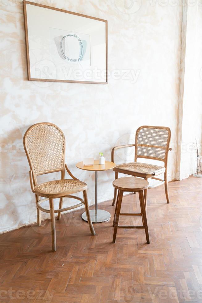 Mesa y silla vacías en una cafetería y restaurante cafetería. foto