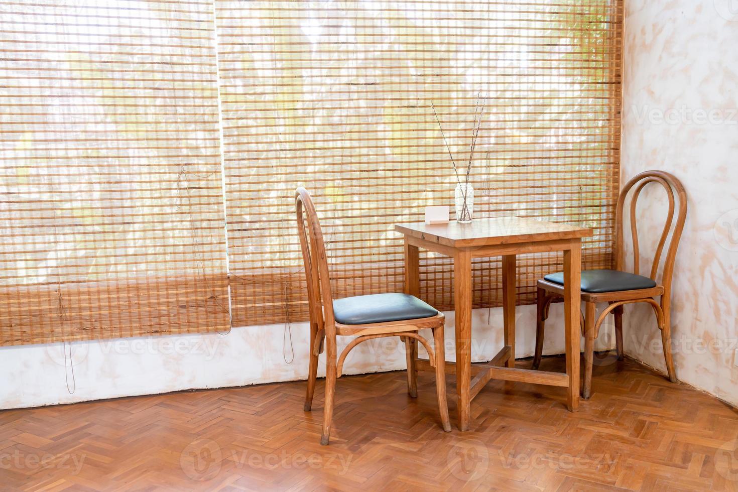 Mesa y silla vacías en una cafetería y restaurante cafetería. foto