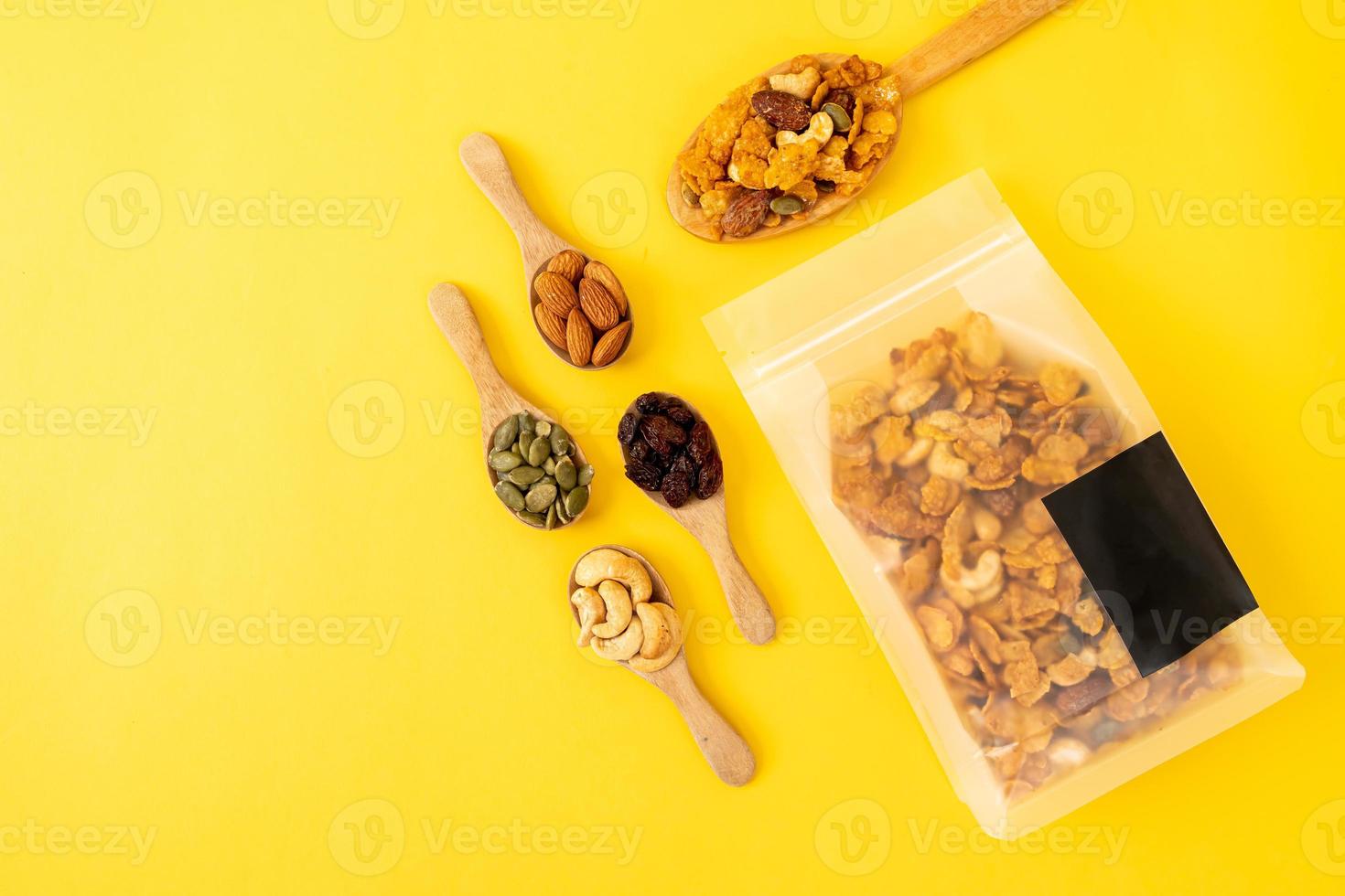 cereales copos de anacardo, almendra, pipas de calabaza y pipas de girasol - alimento multigrano saludable foto