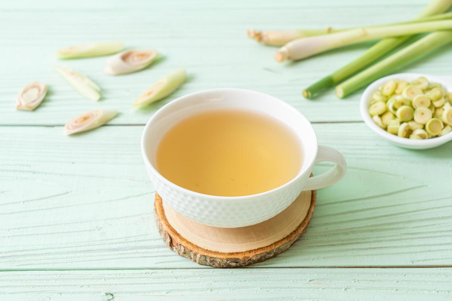 taza de jugo de hierba de limón caliente foto