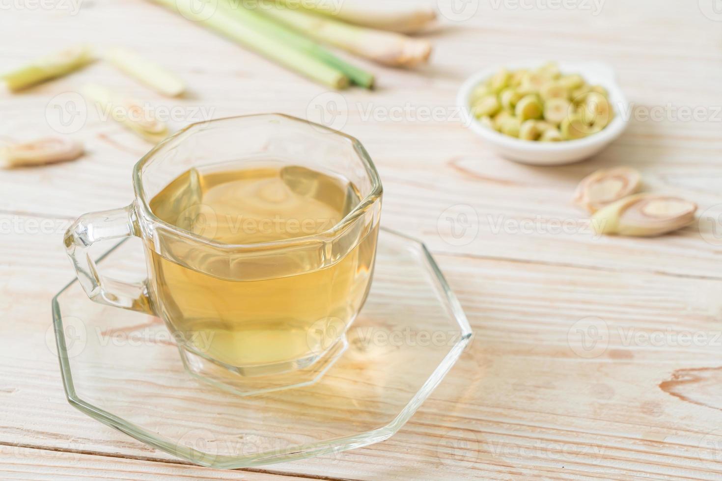 taza de jugo de hierba de limón caliente foto