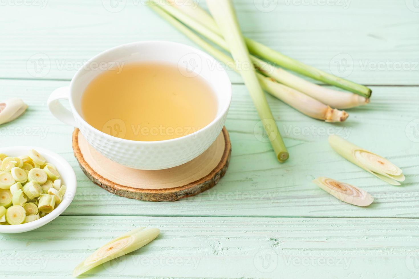 taza de jugo de hierba de limón caliente foto