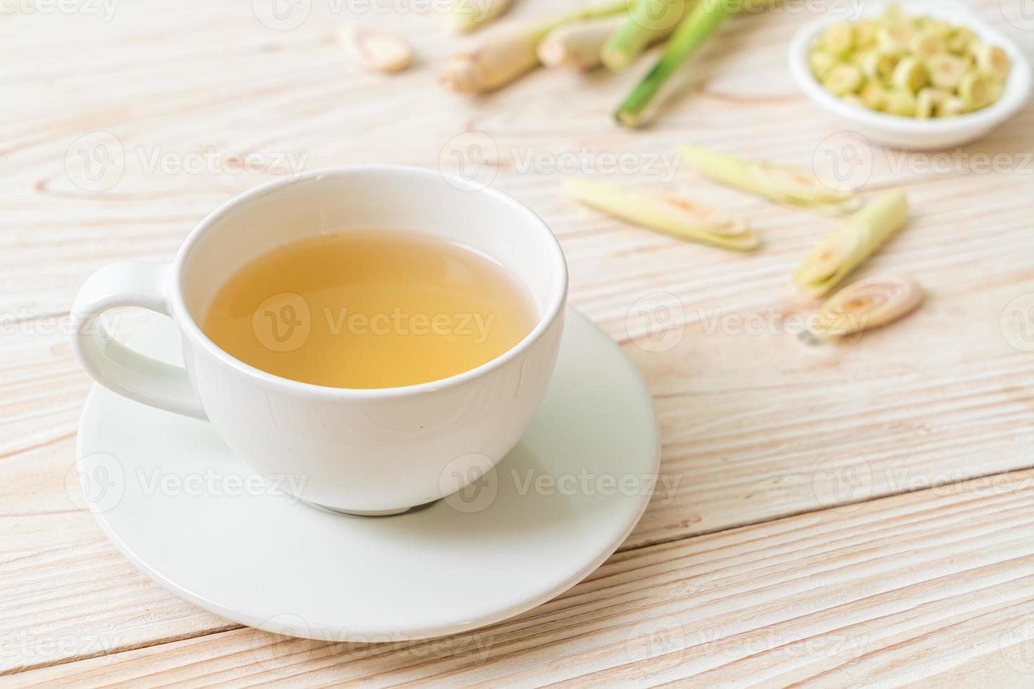 taza de jugo de hierba de limón caliente foto