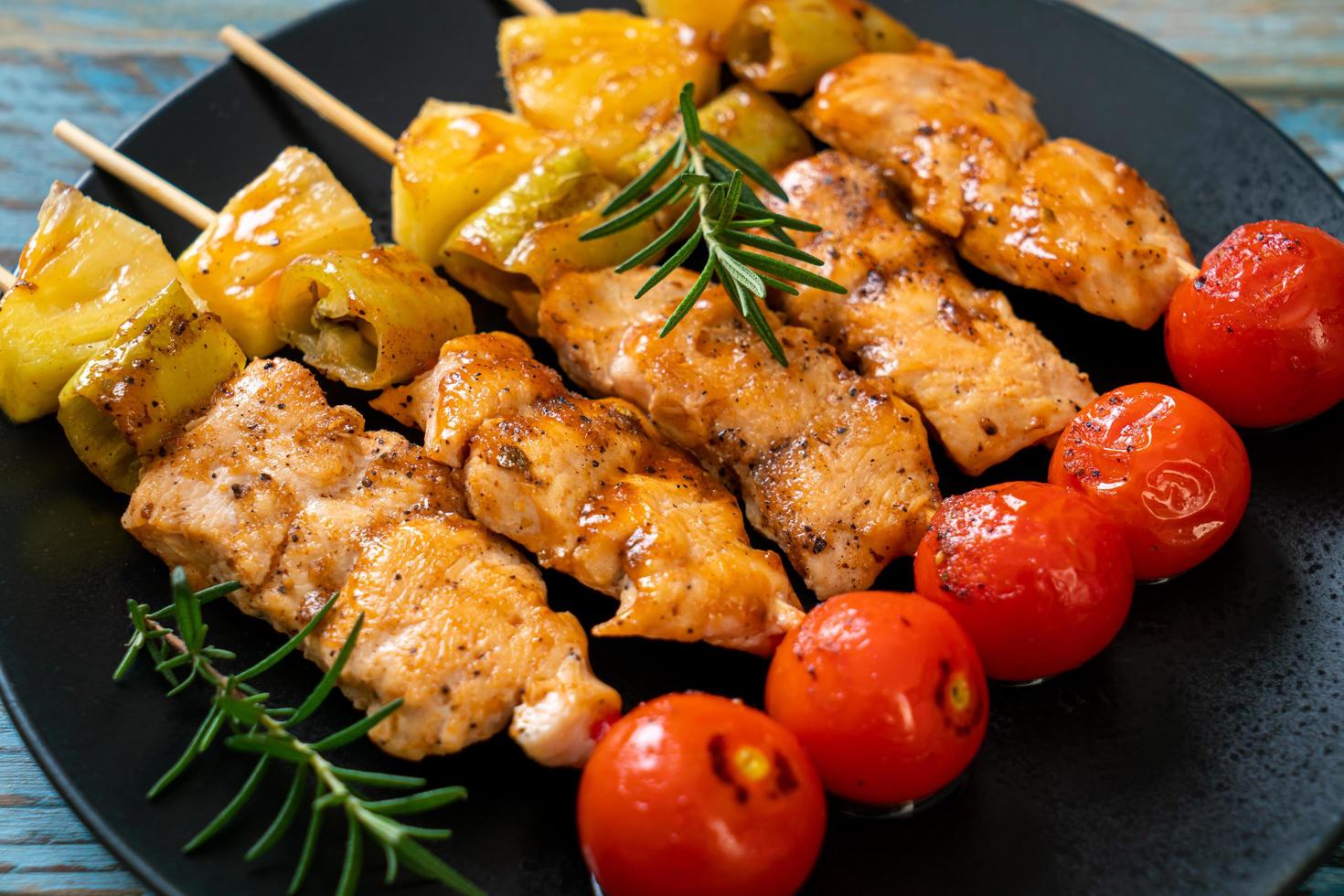 Brocheta de pollo asado a la parrilla en la placa foto