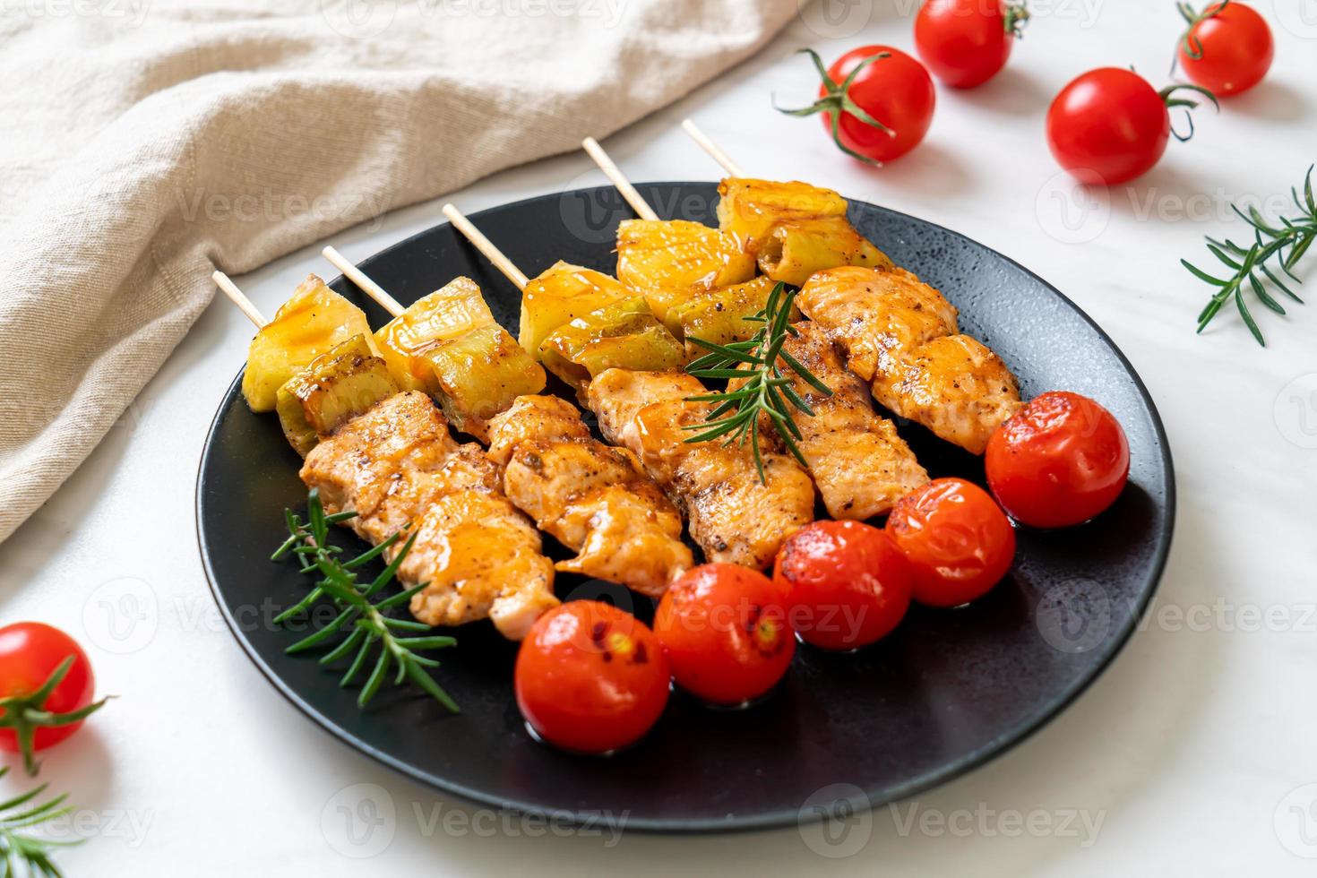 Brocheta de pollo asado a la parrilla en la placa foto