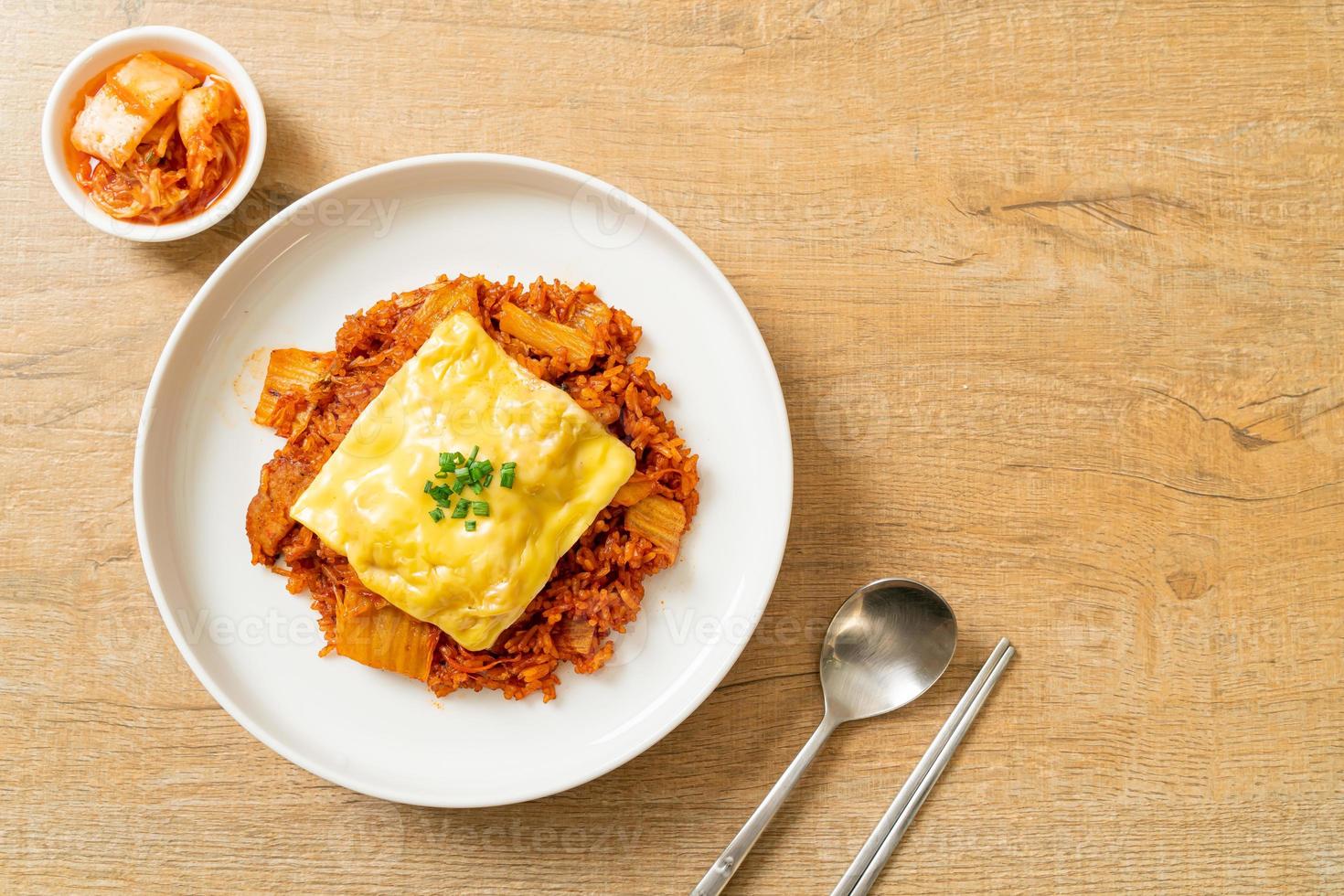 arroz frito con kimchi con cerdo y queso cubierto - estilo de comida asiática y fusión foto