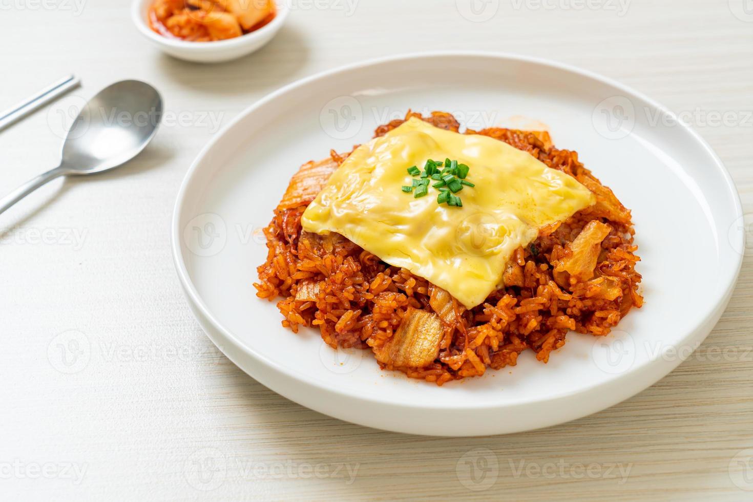 arroz frito con kimchi con cerdo y queso cubierto - estilo de comida asiática y fusión foto