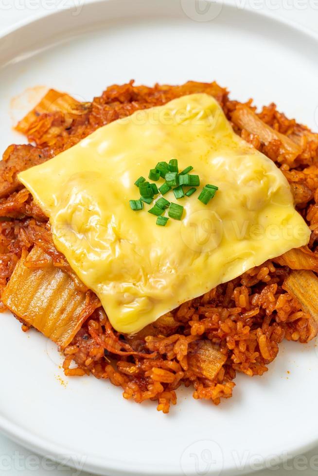 arroz frito con kimchi con cerdo y queso cubierto - estilo de comida asiática y fusión foto
