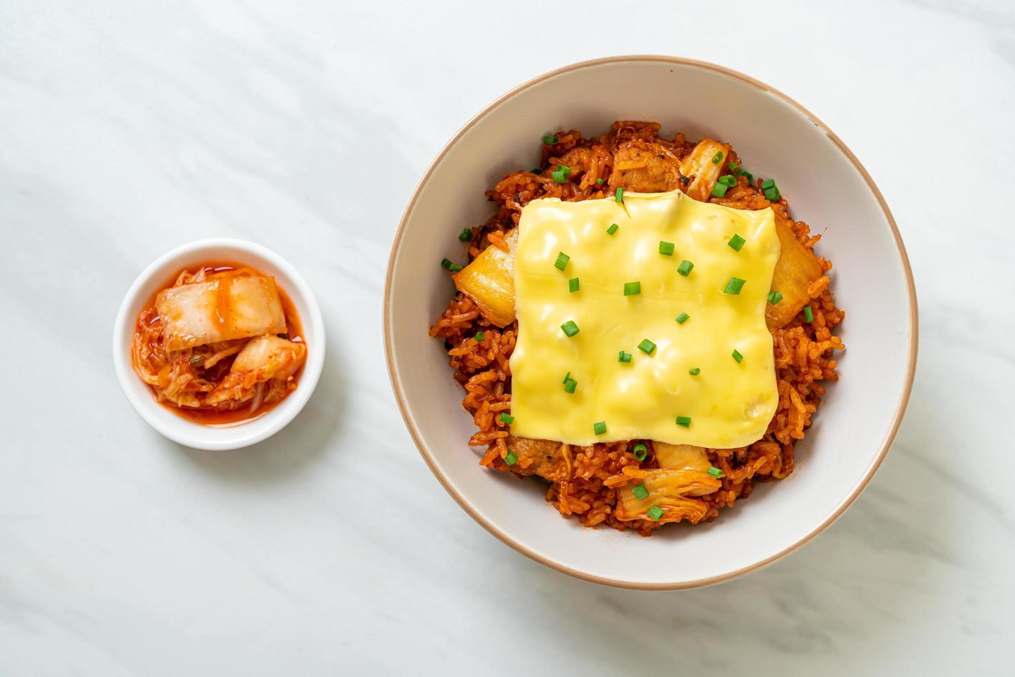 arroz frito con kimchi con cerdo y queso cubierto - estilo de comida asiática y fusión foto