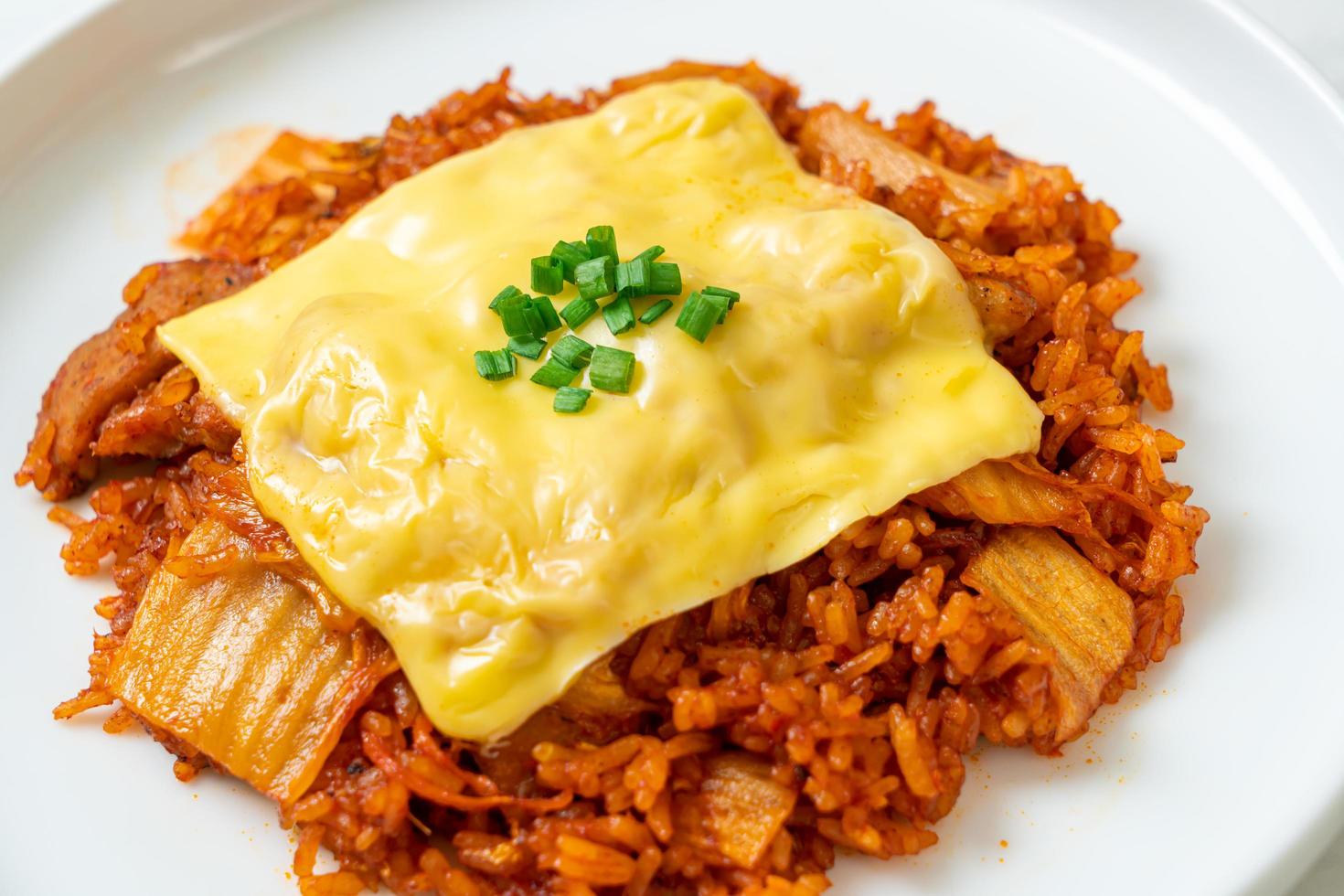 arroz frito con kimchi con cerdo y queso cubierto - estilo de comida asiática y fusión foto