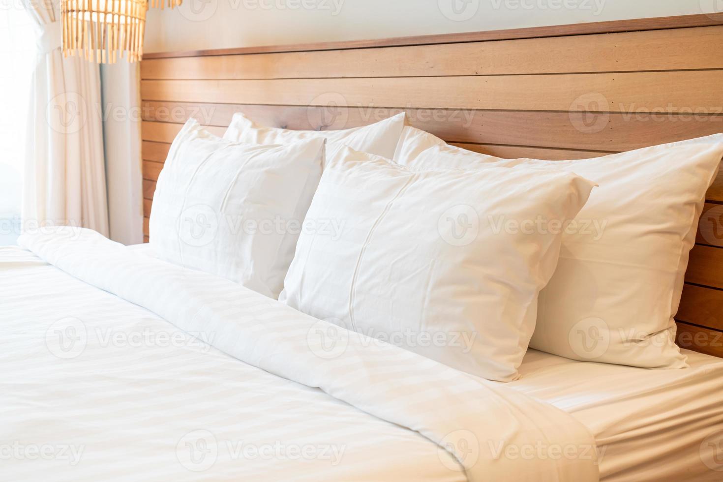 Decoración de almohada blanca en la cama en el interior del dormitorio foto