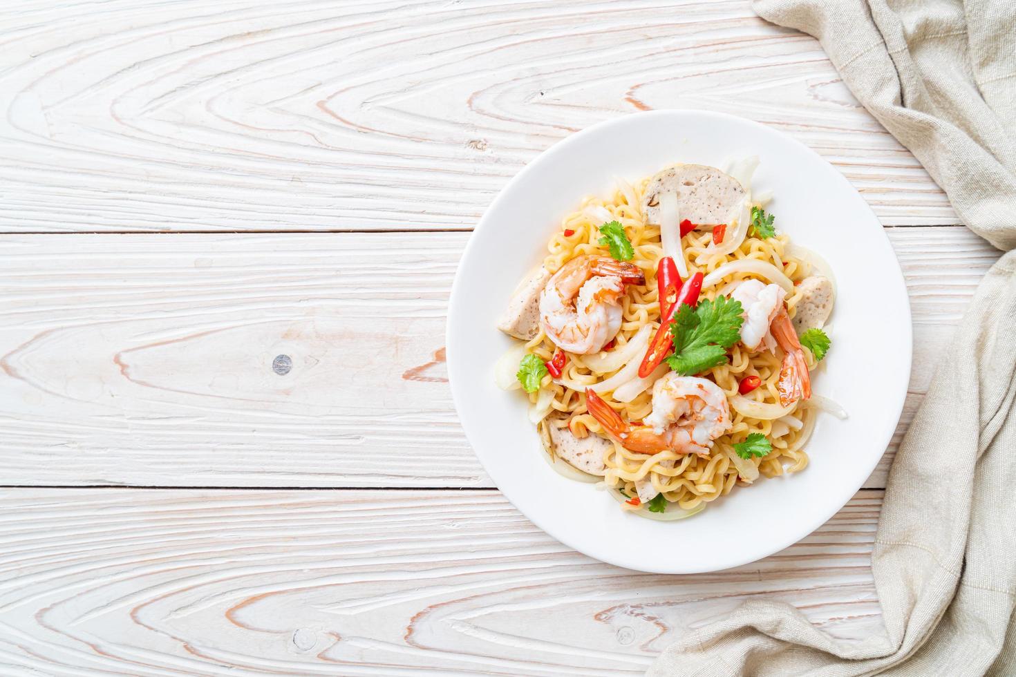 Ensalada picante de fideos instantáneos con camarones - estilo de comida tailandesa foto