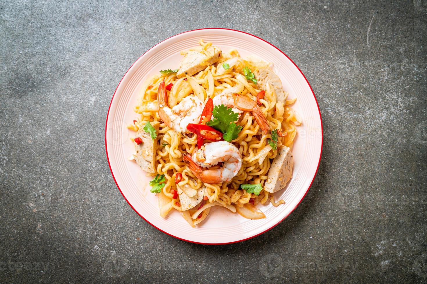 Ensalada picante de fideos instantáneos con camarones - estilo de comida tailandesa foto