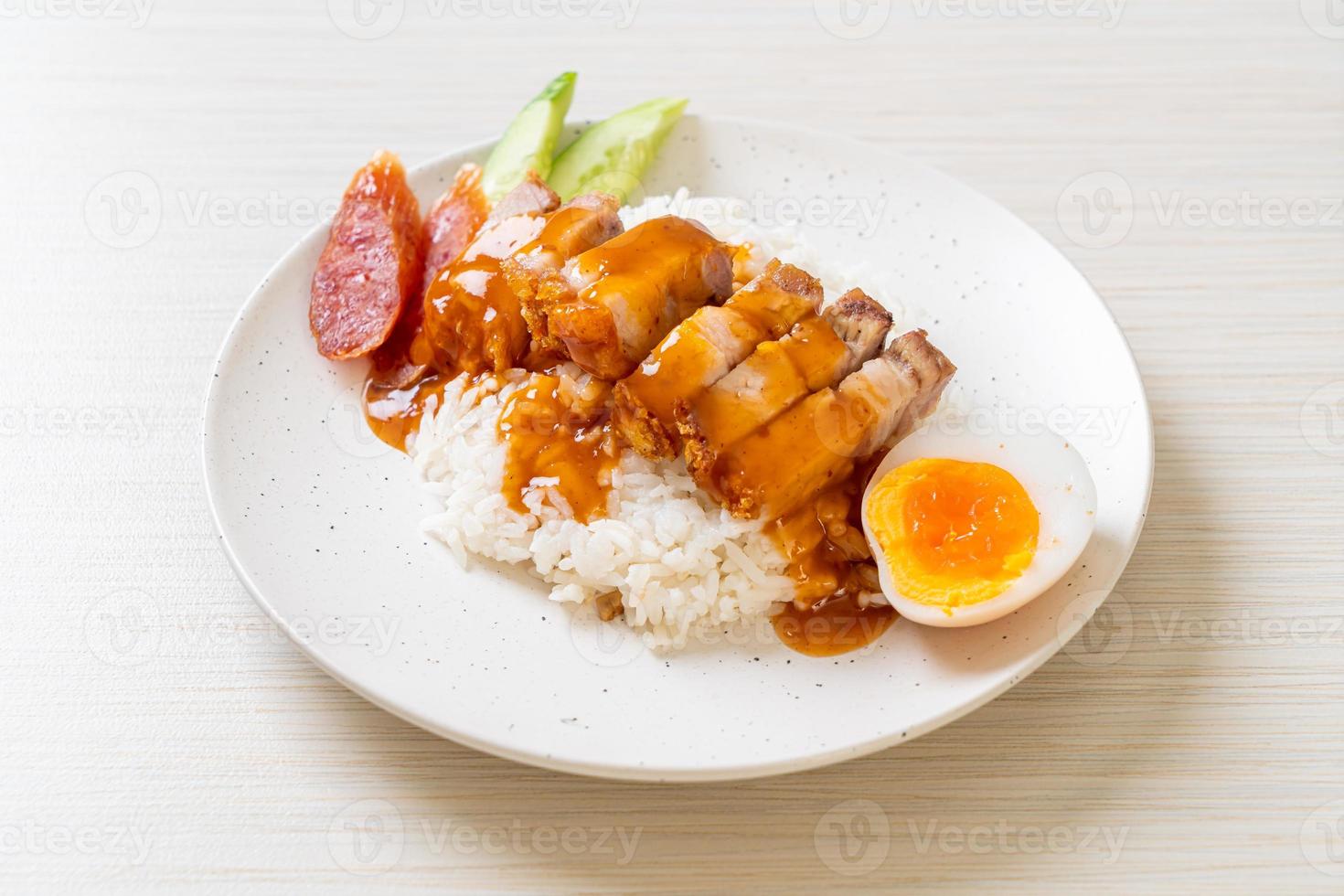 Panceta crujiente sobre arroz con salsa roja barbacoa foto
