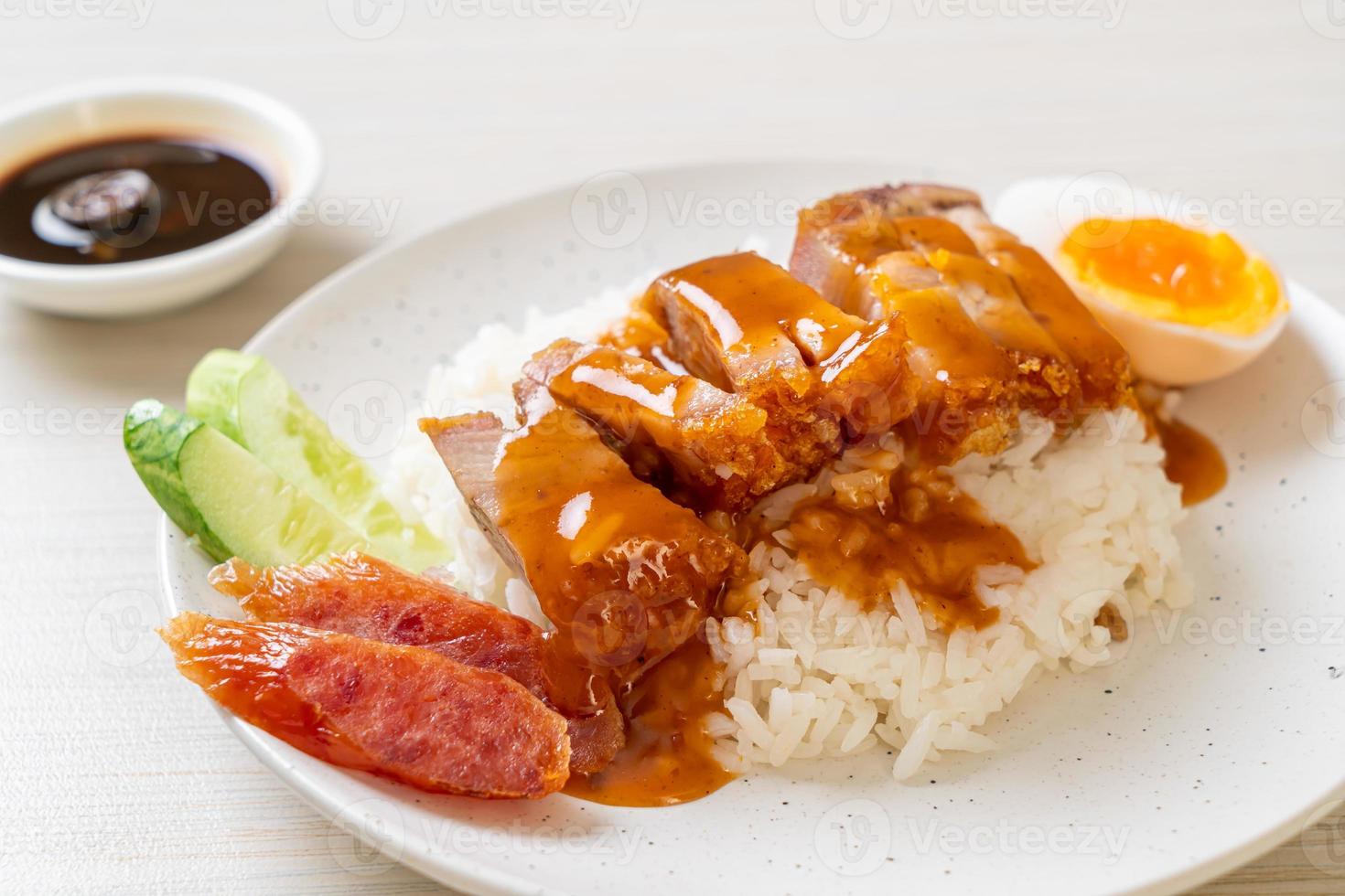 Panceta crujiente sobre arroz con salsa roja barbacoa foto