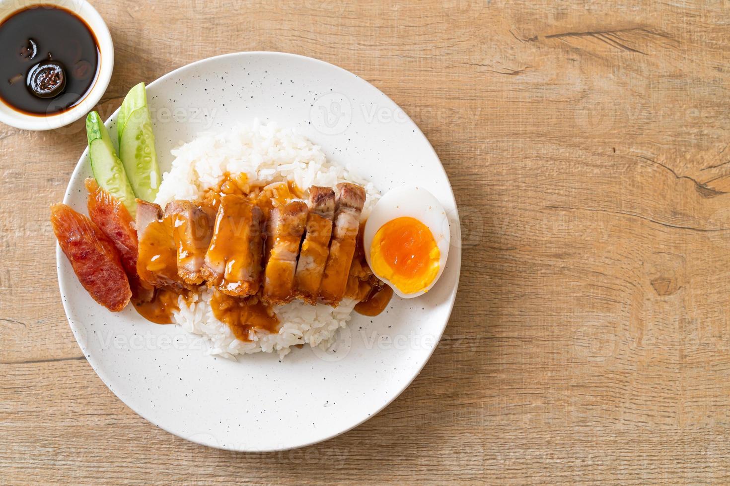 Panceta crujiente sobre arroz con salsa roja barbacoa foto