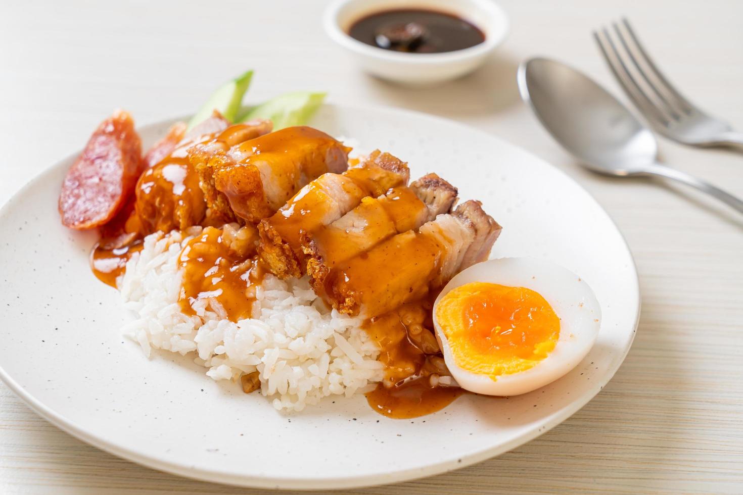 Panceta crujiente sobre arroz con salsa roja barbacoa foto