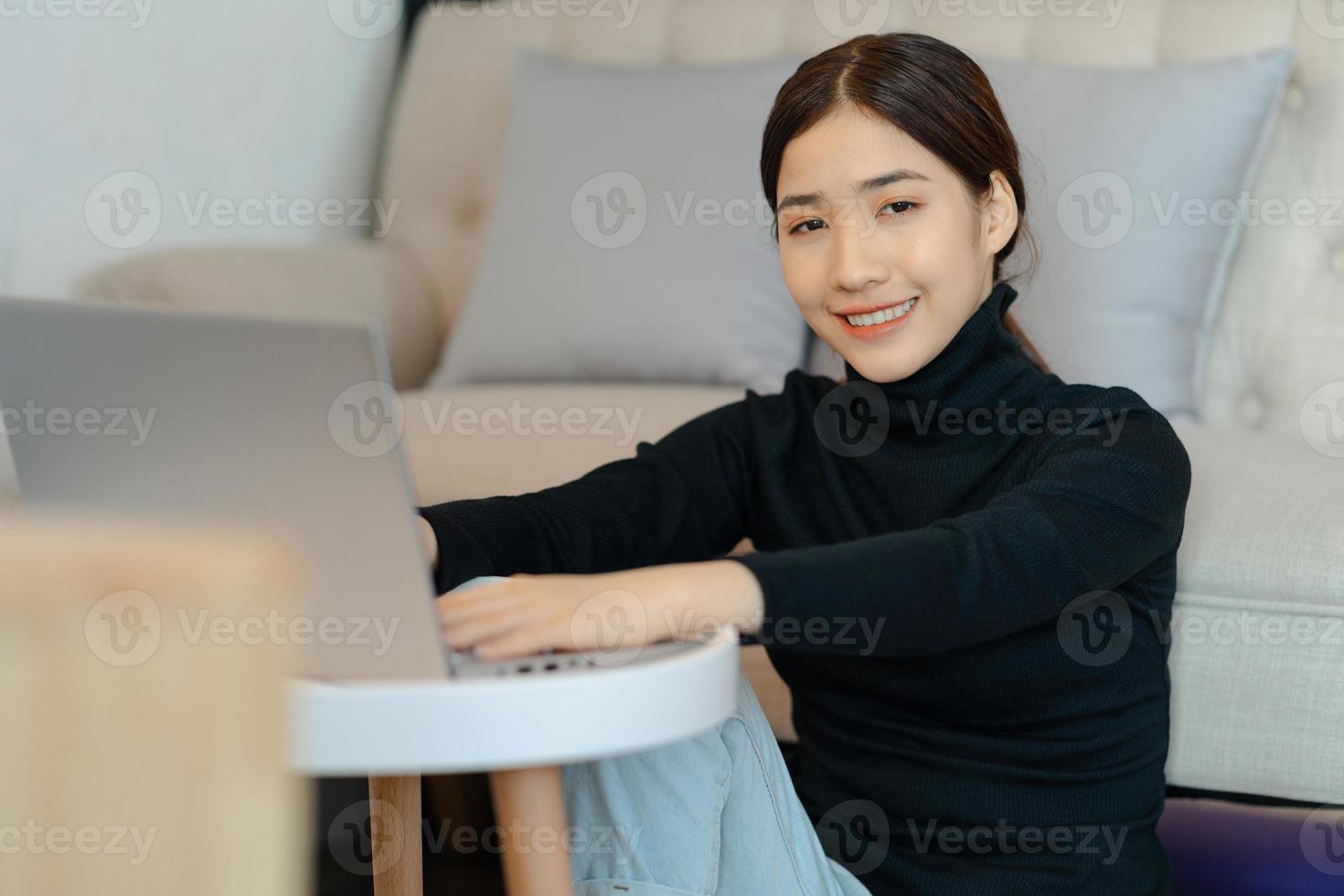 hermosa mujer asiática sentada en la sala de estar foto