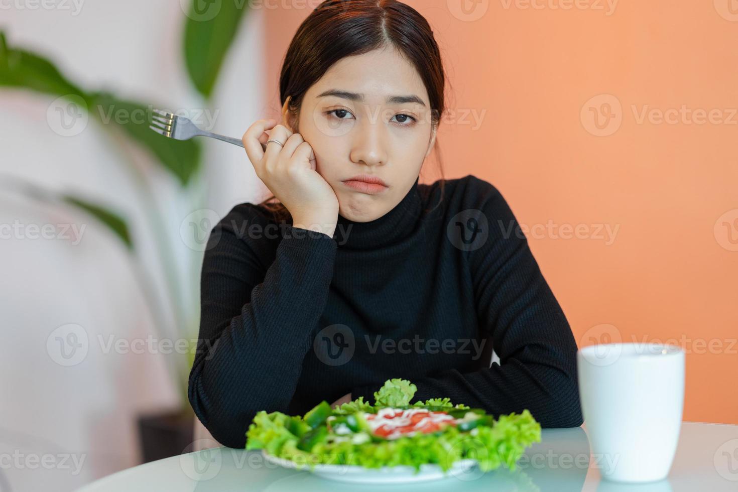 mujer aburrida no quiere comer foto