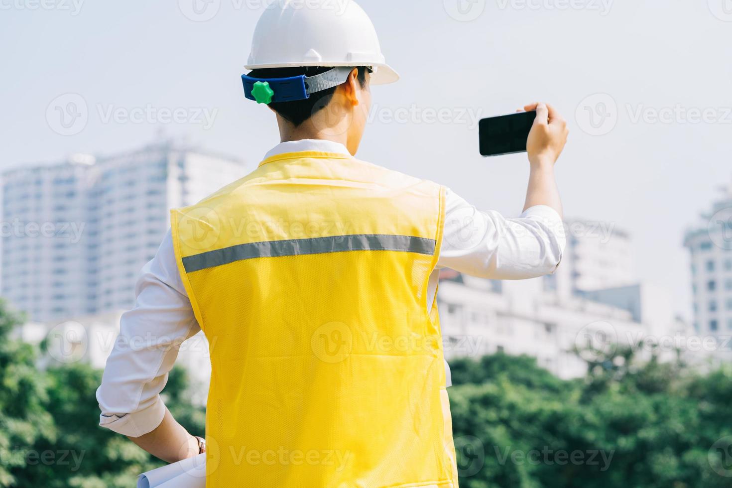 ingeniero de construcción asiático en el sitio de construcción foto