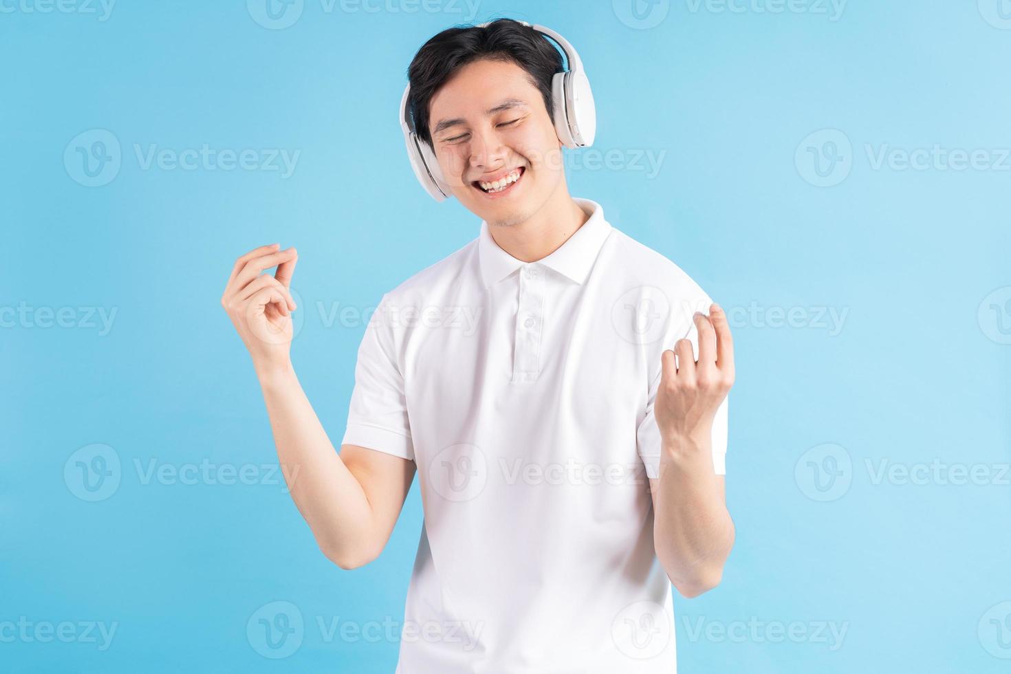 hombre asiático escuchando musica foto