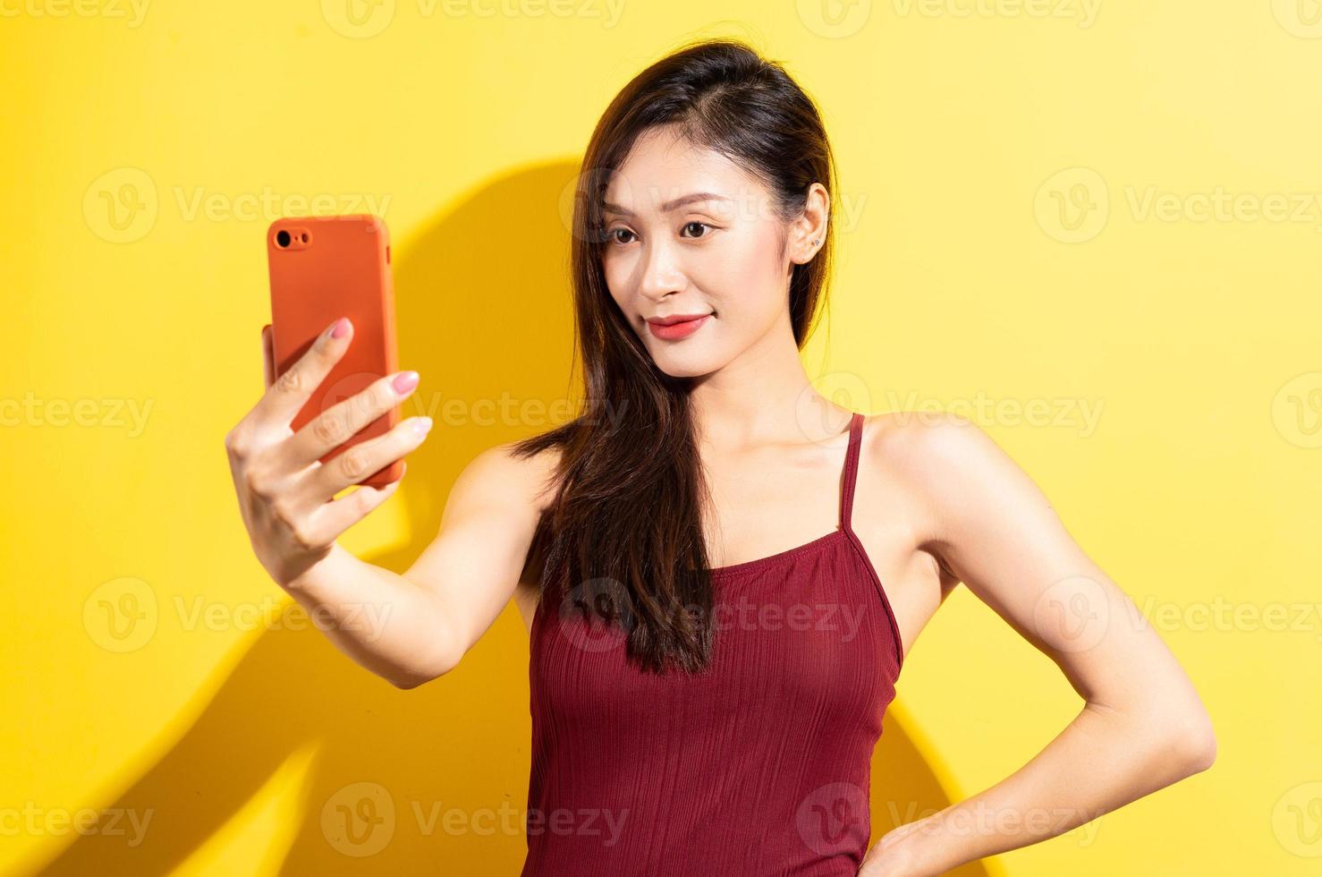 mujer asiática en traje de baño rojo foto